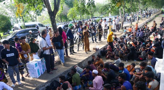 Pengungsi Rohingya di kantor Gubernur Aceh