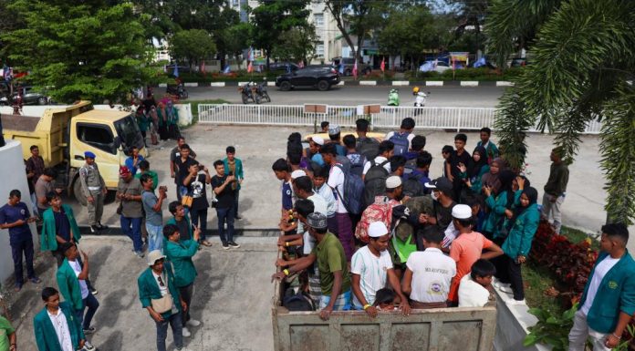 Pengusiran paksa pengungsi Rohingya di Balai Meuseuraya Aceh, Banda Aceh.