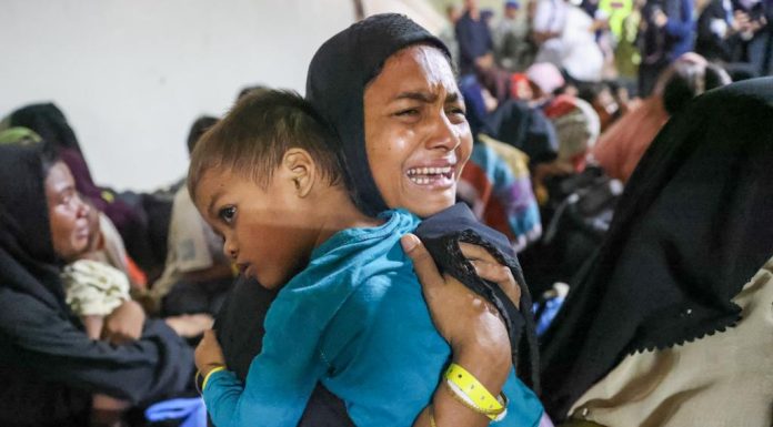 Perempuan pengungsi Rohingya menangis sambil mendekap anaknya. Foto: Suparta/acehkini