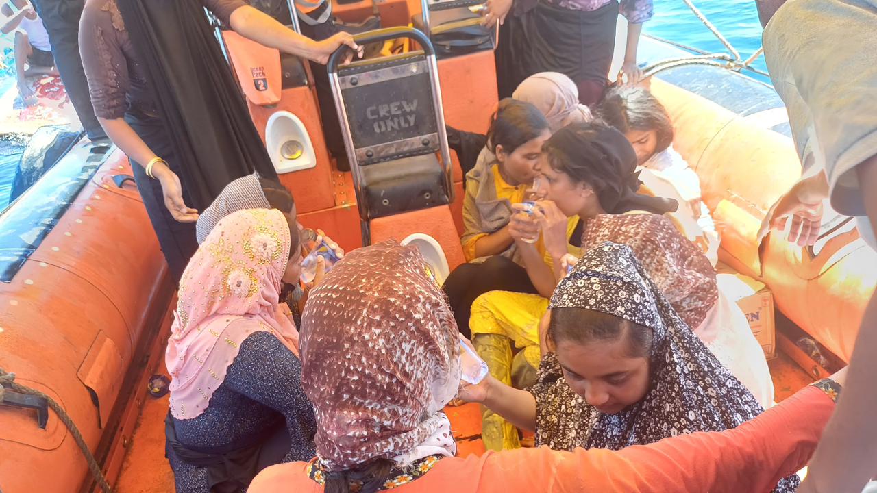 Tim SAR gabungan yang dipimpin oleh Basarnas Banda Aceh menemukan 69 pengungsi Rohingya yang terapung di laut Aceh Barat, Aceh, Kamis (21/3/2024) pagi.