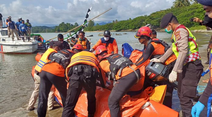 Tim SAR gabungan mengevakuasi tiga jenazah yang ditemukan mengapung di perairan Calang, Kabupaten Aceh Jaya, pada Sabtu (23/3/2024).