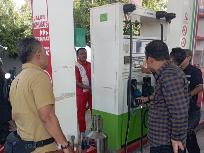 Satuan Reserse Kriminal Kepolisian Resor Kota Banda Aceh mengecek tiga Stasiun Pengisian Bahan Bakar Umum (SPBU) di Banda Aceh, Kamis (28/3/2024)