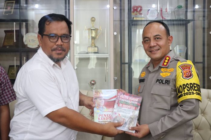 Dukung Literasi, USK Press Serahkan Sejumlah Buku ke Polresta Banda Aceh