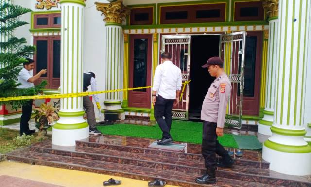 Rumah Ketua Dewan Pimpinan Wilayah (DPW) Partai Aceh (PA) Aceh Timur Zulfazli alias Kupiyah Seukei bin Aiyub di Gampong Lhok Dalam, Kecamatan Peureulak, Kabupaten Aceh Timur dilempar molotov pada Rabu (6/3/2024) sekitar pukul 04.00 WIB.