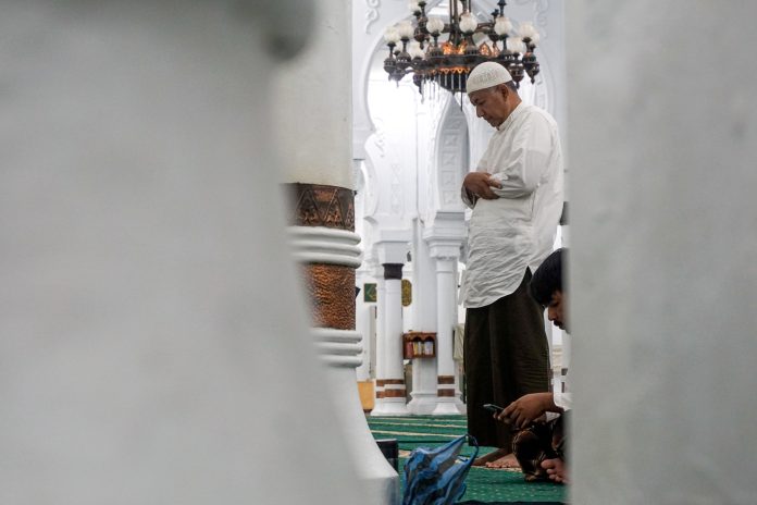 Salat di Masjid Raya Baiturrahman