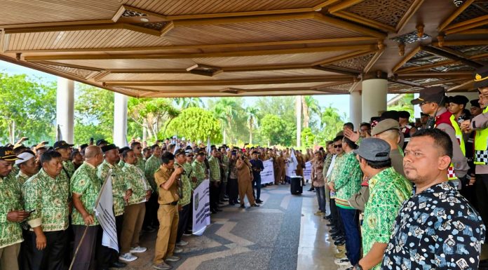 Sejumlah kepala desa alias keuchik tergabung dalam Asosiasi Pemerintah Desa Seluruh Indonesia (Apdesi) Aceh unjuk rasa di kantor gubernur Aceh, Jumat (19/4/2024)