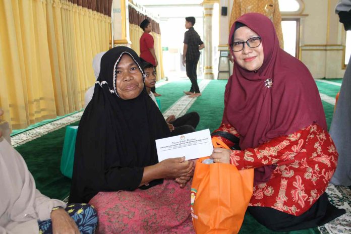 Sambut Idul Fitri, DWP UIN Ar-Raniry Bagikan Paket Sembako untuk Kaum Duafa