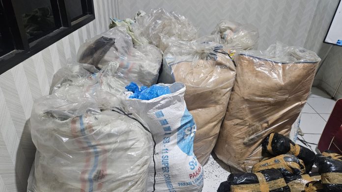 Tiga belas goni ganja kering berat total 300 kilogram diamankan Kepolisian Daerah Aceh saat mengungkap jaringan narkotika