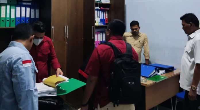 Tim Kejaksaan Tinggi Aceh (Kejati Aceh) menggeledah Kantor Badan Reintegrasi Aceh (BRA) dan lima kantor penyedia barang dan jasa terkait perikanan, Rabu (15/5/2024).