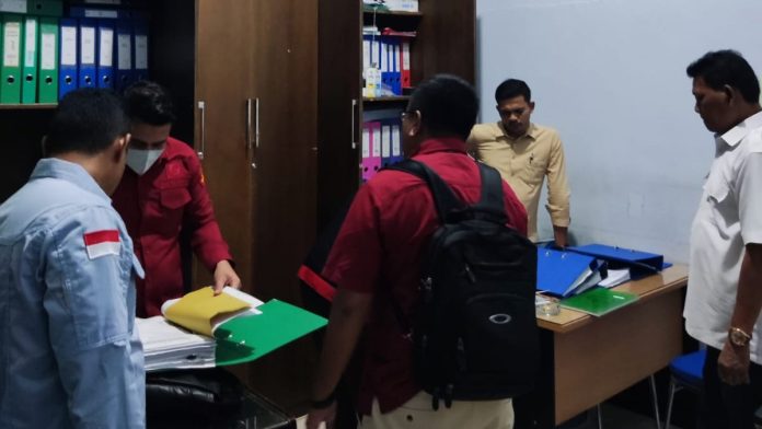 Tim Kejaksaan Tinggi Aceh (Kejati Aceh) menggeledah Kantor Badan Reintegrasi Aceh (BRA) dan lima kantor penyedia barang dan jasa terkait perikanan, Rabu (15/5/2024).