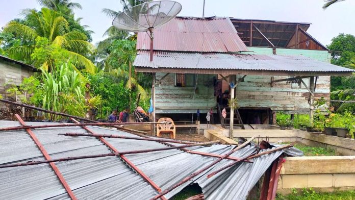 Hujan disertai angin kencang di Kabupaten Aceh Utara, Kamis (18/7/2024) sore.