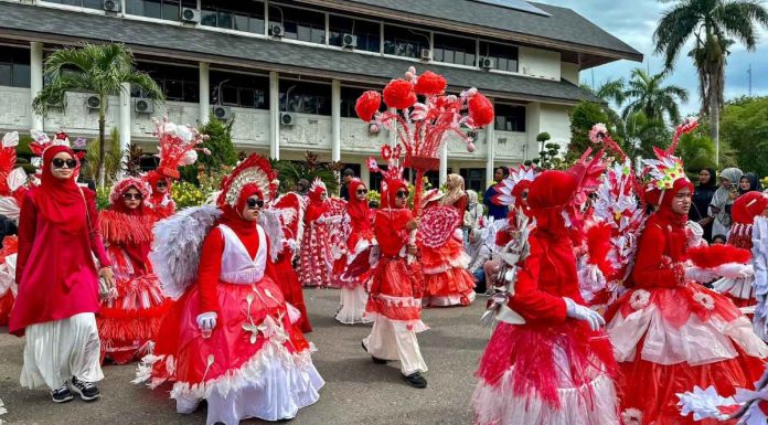 Pawai kemerdekaan HUT RI di Banda Aceh. Foto: Suparta/acehkini