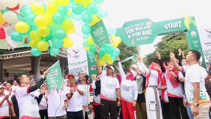 Penjabat Gubernur Aceh Safrizal didampingi istri Safriati Safrizal melepas peserta jalan santai dan sepeda santai yang diselenggarakan Pengurus Besar Pekan Olahraga Nasional (PB- PON) XXI 2024 Aceh-Sumut wilayah Aceh dalam rangka memeriahkan gelaran PON XXI.