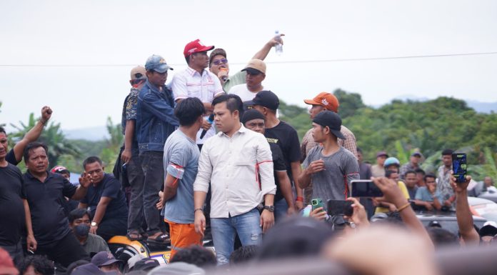 Massa pendukung pasangan Affan Alfian Bintang dan Faisal menggelar aksi demonstrasi di depan kantor Komisi Independen Pemilihan (KIP) Kota Subulussalam, Aceh, Senin (23/9/2024).