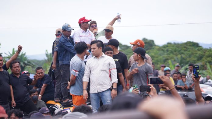 Massa pendukung pasangan Affan Alfian Bintang dan Faisal menggelar aksi demonstrasi di depan kantor Komisi Independen Pemilihan (KIP) Kota Subulussalam, Aceh, Senin (23/9/2024).