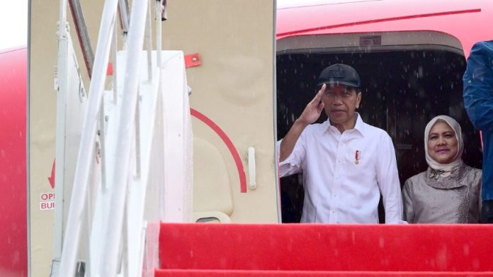 Presiden Joko Widodo didampingi Ibu Iriana Joko Widodo melanjutkan kegiatan kunjungan hari kedua dengan bertolak menuju Provinsi Aceh, pada Senin, 9 September 2024 melalui Bandara Internasional Aji Pangeran Tumenggung, Kota Samarinda. Foto: BPMI Setpres/Muchlis Jr.