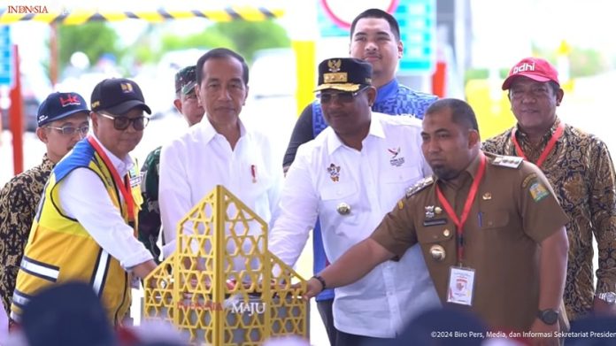 Presiden Republik Indonesia Joko Widodo meresmikan empat seksi jalan tol Sigli-Banda Aceh, yakni seksi 2, 3, 5, dan 6, pada acara yang berlangsung di Gerbang Tol Baitussalam, Kabupaten Aceh Besar, Aceh, Senin (9/9/2024).