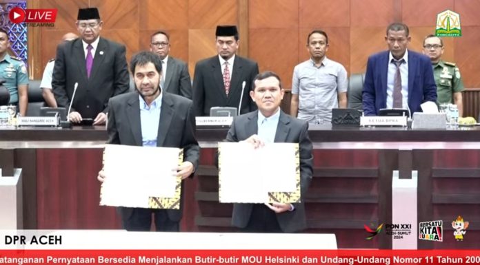 Mualem-Dek Fadh menandatangani pernyataan bersedia menjalankan MoU Helsinki dan UUPA dalam rapat paripurna Dewan Perwakilan Rakyat Aceh (DPRA) pada Kamis (12/9/2024).