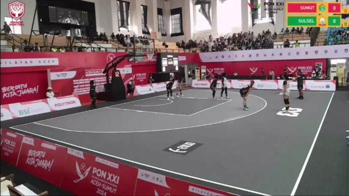 Angin kencang membuat kaca jendela GOR Harapan Bangsa Banda Aceh pecah pada Rabu (18/9/2024), menjelang pertandingan basket putri Pekan Olahraga Nasional (PON) Aceh-Sumut antara Sumatra Utara dan Sulawesi Selatan