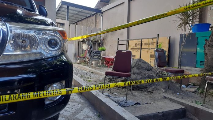 Kondisi rumah Bustami Hamzah yang diduga dilempar granat di Gampong Pineung, Kecamatan Syiah Kuala, Kota Banda Aceh, Senin (2/9/2024). Foto: Habil Razali/acehkini