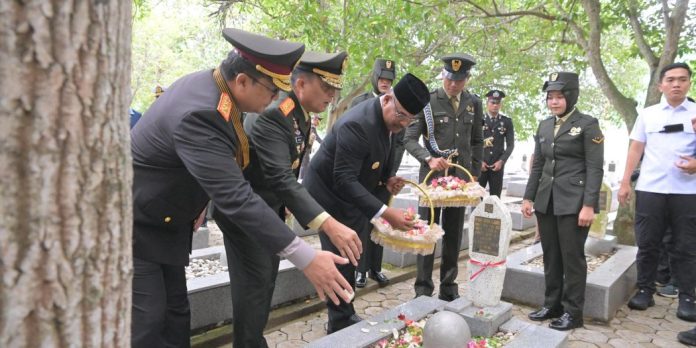 Ziarah Nasional HUT ke-79 TNI, Pj Gubernur Aceh Tabur Bunga di Taman Makam Pahlawan