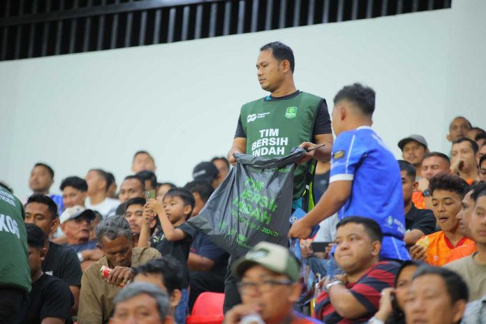 Pegadaian Peduli Liga 2, Ajak Suporter Persiraja Banda Aceh Jaga Kebersihan Stadion