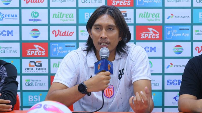 Pelatih Dejan FC yang juga mantan pemain Timnas Indonesia, Budi Sudarsono