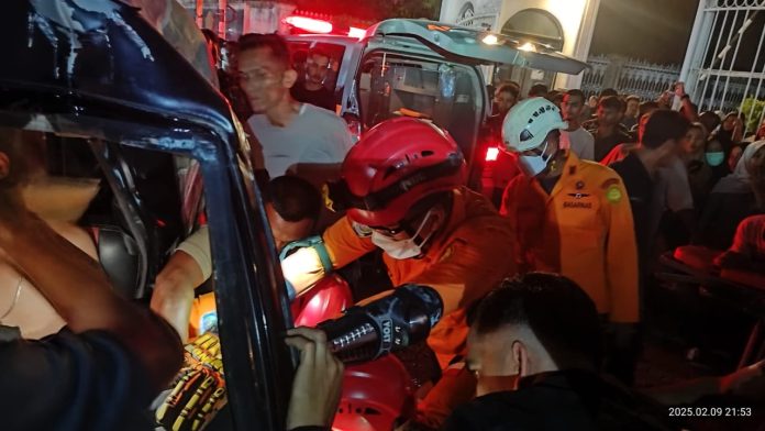 Mobil Angkutan L300 Tabrak Tiang di Jalan Blang Bintang Lama, Sopir Sempat Terjepit