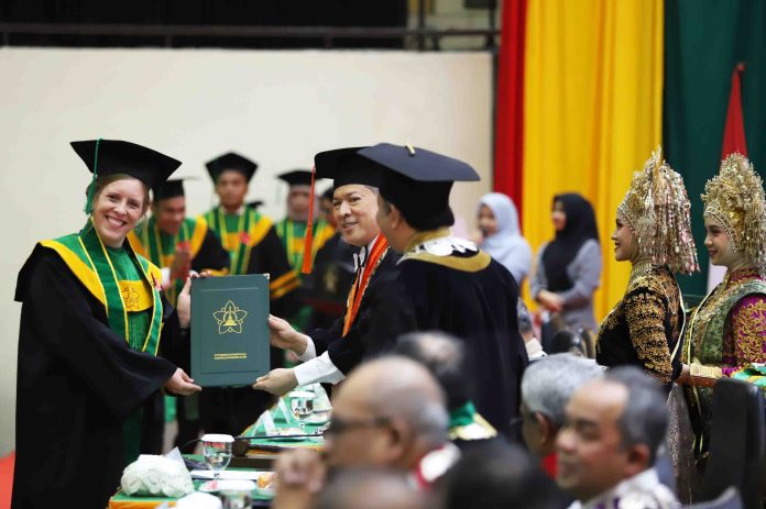 Mahasiswa Asing dari Australia Ikut Diwisuda di USK