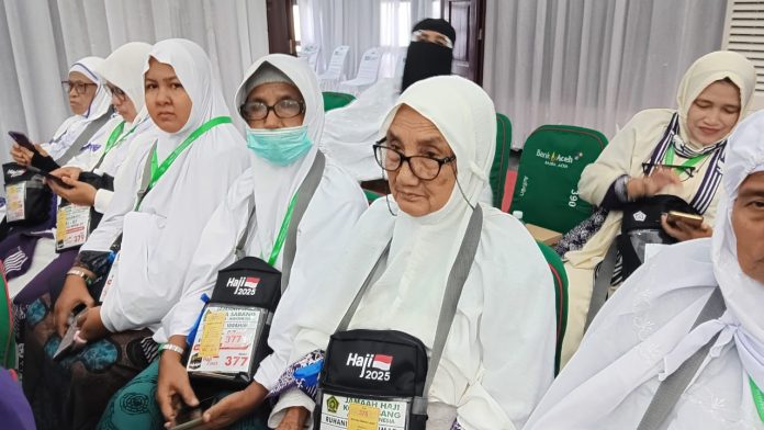 Tiga Generasi Berangkat Haji: Nenek, Ibu, dan Cucu dari Sabang Satu Kloter ke Tanah Suci