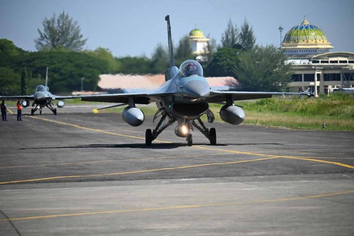 Empat Pesawat Tempur F-16 TNI AU Latihan di Langit Aceh