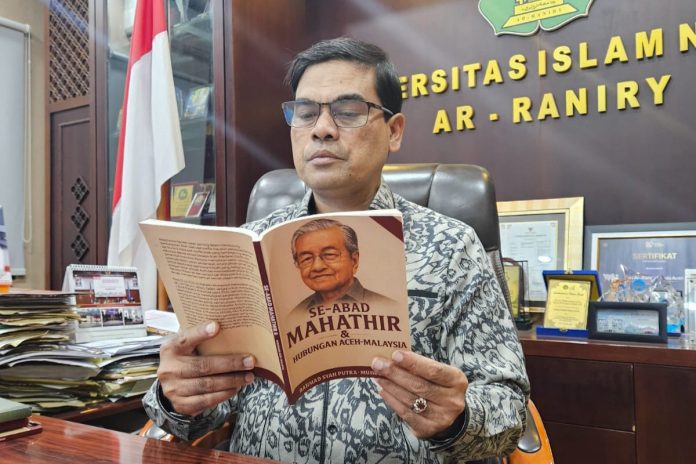 UIN Ar-Raniry Persembahkan Buku untuk 100 Tahun Mahathir dan Hubungan Aceh-Malaysia