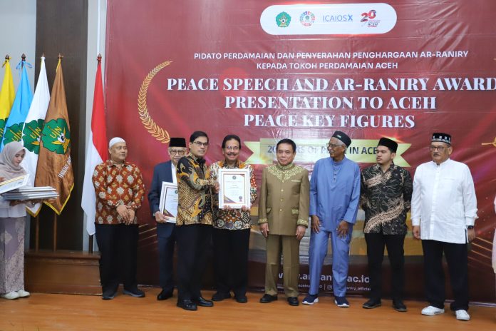 UIN Ar-Raniry Beri Penghargaan ke Sejumlah Tokoh Perdamaian Aceh
