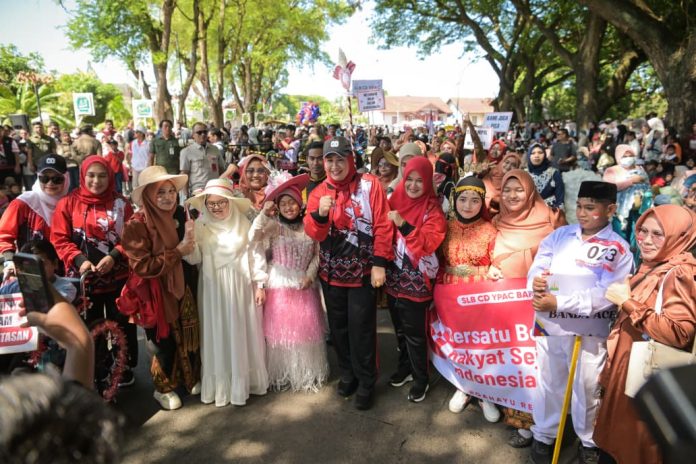 Momen Haru Istri Gubernur Aceh Marlina Usman Dipeluk Siswa SLB di Pawai HUT RI