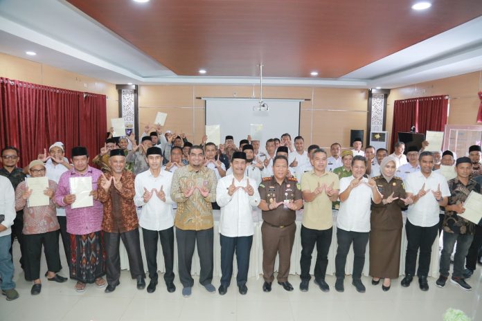 Kejari dan Kemenag Aceh Besar Serahkan 80 Sertifikat Tanah Wakaf kepada Nazir