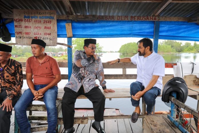Naik Rakit Bersama Warga, Mualem Tinjau Jalan Rusak dan Sungai Tanpa Jembatan di Kuala Baru Aceh Singkil