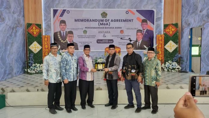 UIN Ar-Raniry Perkuat Kompetensi Bahasa Asing di MAN 1 Aceh Barat