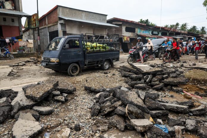 Gubernur Mualem Tinjau Dampak Banjir di Bireuen Tanpa Sinyal, Jalan Nasional Putus