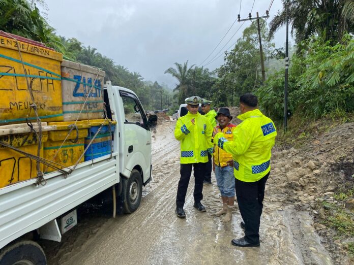 Longsor di Jalinsum Lae Ikan Subulussalam Sebabkan Kemacetan Panjang, Hujan Masih Terus Mengguyur