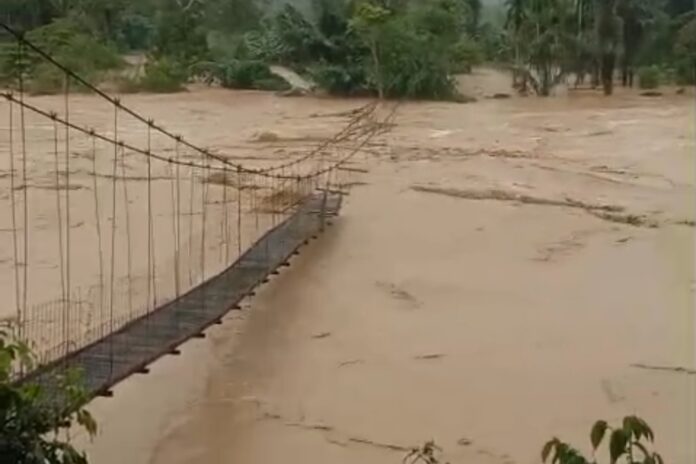 Jembatan Putus! Puluhan Warga Samar Kilang Terisolasi di Kebun, Termasuk Ibu Hamil dan Lansia