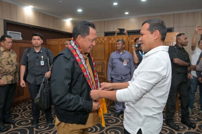Mendagri Tito Karnavian Tiba di Aceh untuk Terima Anugerah Adat dari Wali Nanggroe