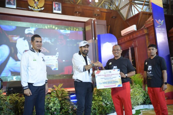Mualem Pimpin Penyerahan Bonus Atlet PON-Peparnas, Kenang Abu Razak yang Berjasa Majukan Olahraga Aceh
