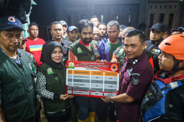 Mualem Tinjau Pengungsian Banjir di Pidie, Salurkan Bantuan Darurat