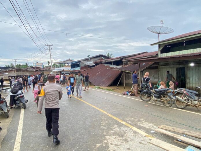 Warga Sultan Daulat Mulai Bersih-bersih Pascabanjir, Kebutuhan BBM dan LPG Masih Langka