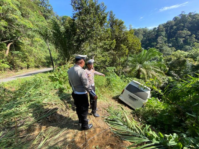Hiace Masuk Jurang 5 Meter di Tahura Subulussalam, Penumpang Selamat