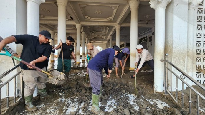 Kemenag Aceh Kerahkan Relawan Bersihkan Masjid dan Madrasah Terdampak Banjir
