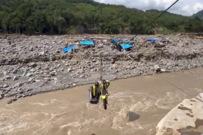 Wabup Aceh Tengah Hampir Terjatuh ke Sungai Saat Sling Putus di Ketol, Tinjau Warga Terisolir