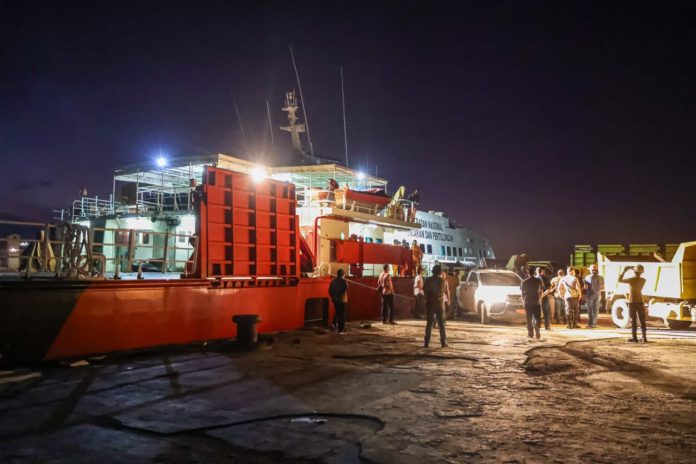 Gubernur Aceh Sambut Bantuan Logistik via Laut di Pelabuhan Krueng Geukueh