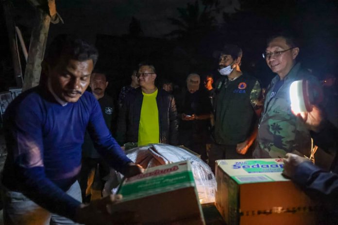 Mualem Terobos Gelap Aceh Tamiang Tengah Malam, Antar Bantuan untuk Korban Banjir