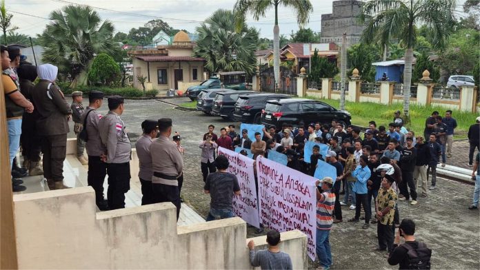 Rapat Interpelasi DPRK Subulussalam Diwarnai Aksi Demonstrasi